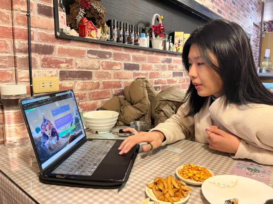 一位使用者在咖啡館中使用筆電與 Unicorn AI 平台互動，體驗由 AI 驅動的沉浸式英語學習功能。