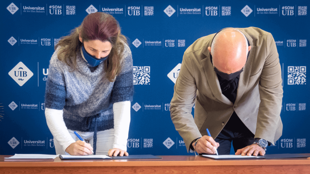 Firma del convenio entre 3digits y la UIB