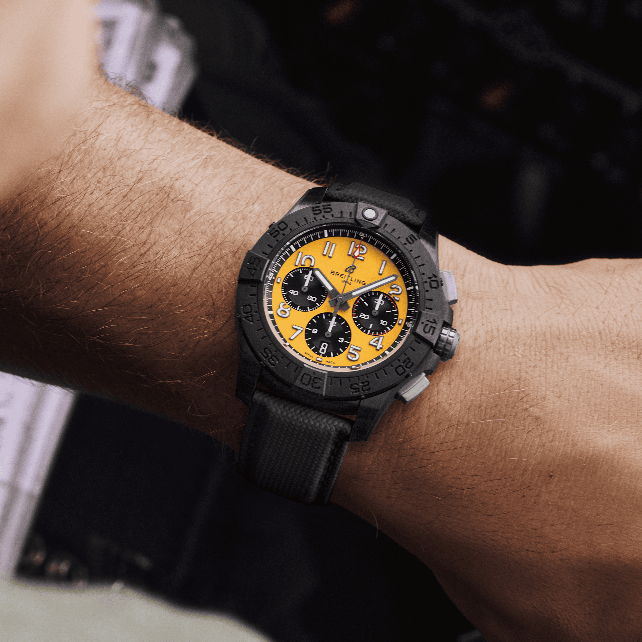 Uhren: Breitling Avenger B01 Chronograph 44 Night Mission gelb aus Keramik von Breitling