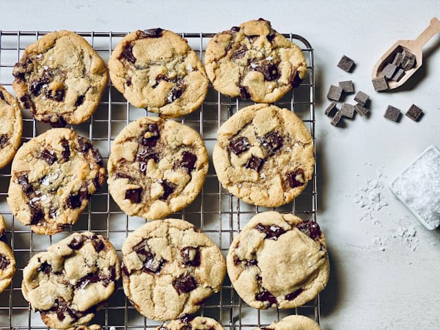 Cookies bakken? Deze afbeelding laat een bakplaat vol cookies zien.