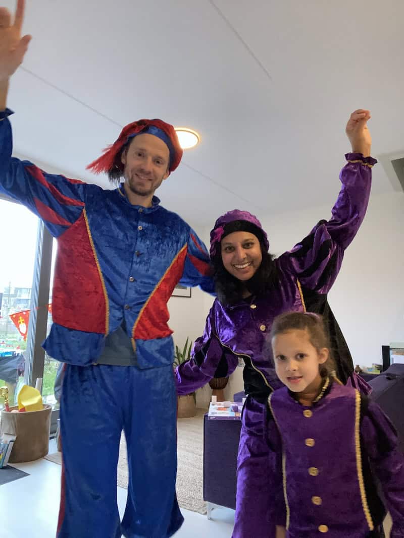 Faryel en haar familie die samen de magie van Sinterklaas beleven.