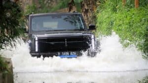 Mobil listrik aman digunakan saat hujan atau melewati genangan air