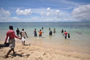 Reef check team enter the tabu tara area