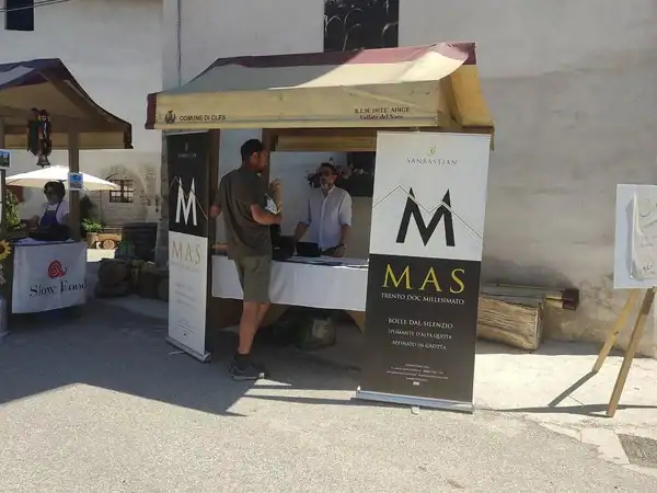 Stand di degustazione vino MAS con clienti e personale a Adotta un Vigneto.