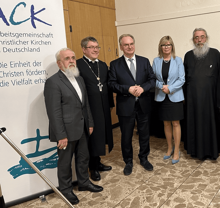 Geistliche und Vertreter der christlichen Kirche bei einer Veranstaltung, Advent-Verlag, kirchliche Gemeinschaft, christliche Botschaft, ökumenische Zusammenkunft in Deutschland.