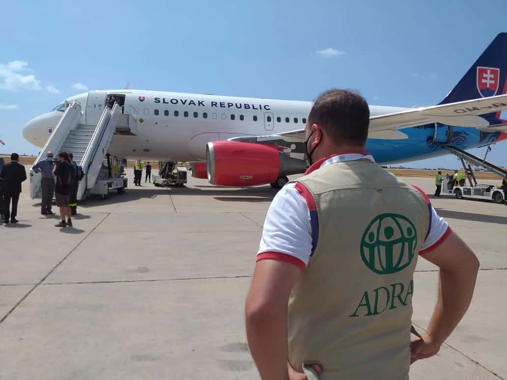 Sicherer Flugzeugtransport der slowakischen Republik auf dem Flughafen.