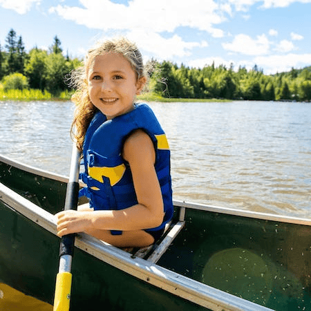 Abseits, kayak, Natur, Mädchen, Wasser, Freizeit, Sommer, Abenteuer, Outdoor, Kind, Spaß, Wasseraktivitäten, Fluss, Paddeln, Erholung, Umwelt, Familienzeit, Sommerurlaub, Wasser sport, Naturerlebnis.