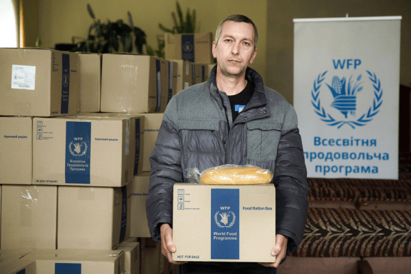 Lebensmittelspende humanitäre Hilfe Ukraine, Wir helfen Bedürftigen, Food Ration Box und Ukraine Unterstützung, humanitäre Hilfsarbeit, WFP Lebensmittelprogramm, Nahrungsmittelspende, Vereinsarbeit, Advent-Verlag.