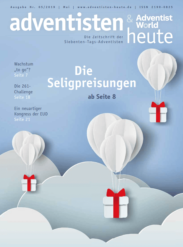 Himmelsartige Luftballons mit Geschenkkartons, symbolisieren die Advent-Verlag Christliche Buch- und Zeitschriftenveröffentlichung, inspirierende geistliche Literatur und christliche Feiertagsstimmung.