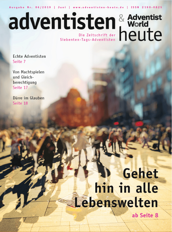 Menschenmenge auf belebter Stadtstraße bei Sonnenuntergang, evangelische Zeitschrift für Sieben-Tage-Adventisten, christliche Lebenswelten, Kirchen, Glauben, Alltag, spirituelles Leben, Advent-Verlag, evangelische Literatur, christliche Gemeinschaft.