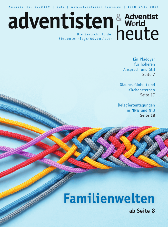 Bunte geflochtene Schnur symbolisiert Familienzusammenhalt, Verbindung und Vielfalt, passend zum Thema Familienwelten in der Advent-Verlag Zeitschrift. Ideal für Familien- und Gemeinschaftsthemen.