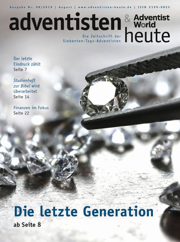 Ausschnitt des Adventisten Magazins mit Diamanten und einer Pipette, hervorgehoben durch einen klaren Fokus auf Edelsteine und religiöse Themen, ideal für Leser von Advent-Verlag.