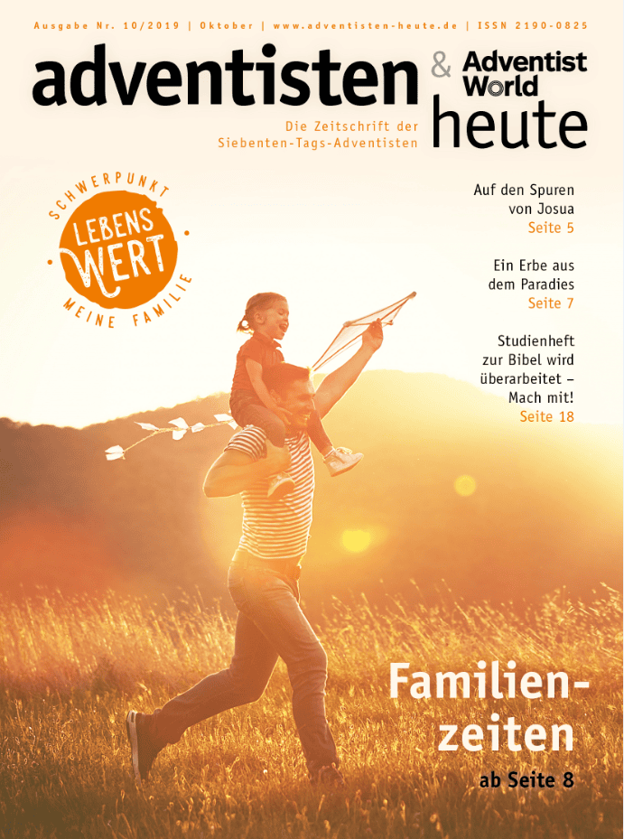 Spielende Familie im Sonnenuntergang, positive Familienzeit, Abenteuer, Natur, Familienleben, Vater mit Kind auf Schultern, Glücksmomente.