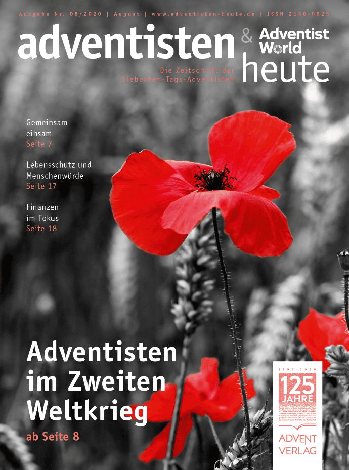 Blumenbild mit roten Mohnblumen auf silbergrauem Hintergrund, die Titel des Adventisten-Magazins, Fokus auf Adventisten im Zweiten Weltkrieg, deutsche Magazin-Seiten, themenbezogen, historisch, religiös, Advent-Verlag, Christliche Zeitschrift.