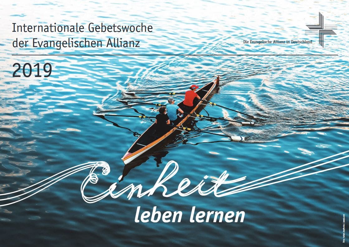 Frahment von einem Segelboot mit Menschen beim Rudern, symbolisiert Gemeinschaft und Zusammenarbeit, passend für Bildungs- und Workshop-Themen, Kreativität, Teamarbeit und soziale Kompetenz, ideal für die Zielgruppe von Advent-Verlag.