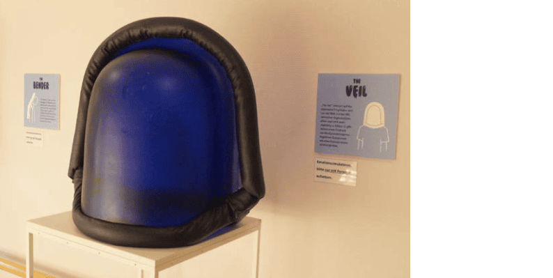 Spielbank-Helm aus der Ausstellung "The Veil" bei Advent-Verlag, symbolisch für Schutz, Geheimnis und Innovation in moderner Kunst und Design.