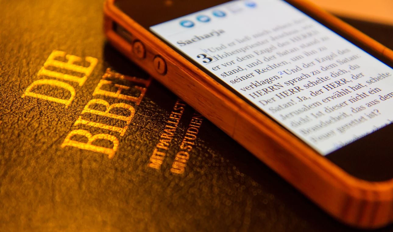 Hochwertiges digitales Advent-Verlag E-Book auf einem Smartphone, zeigt biblischen Text im Gottesdienst. Perfekt für christliche Leser, Bibelstudium und religiöse Inhalte.