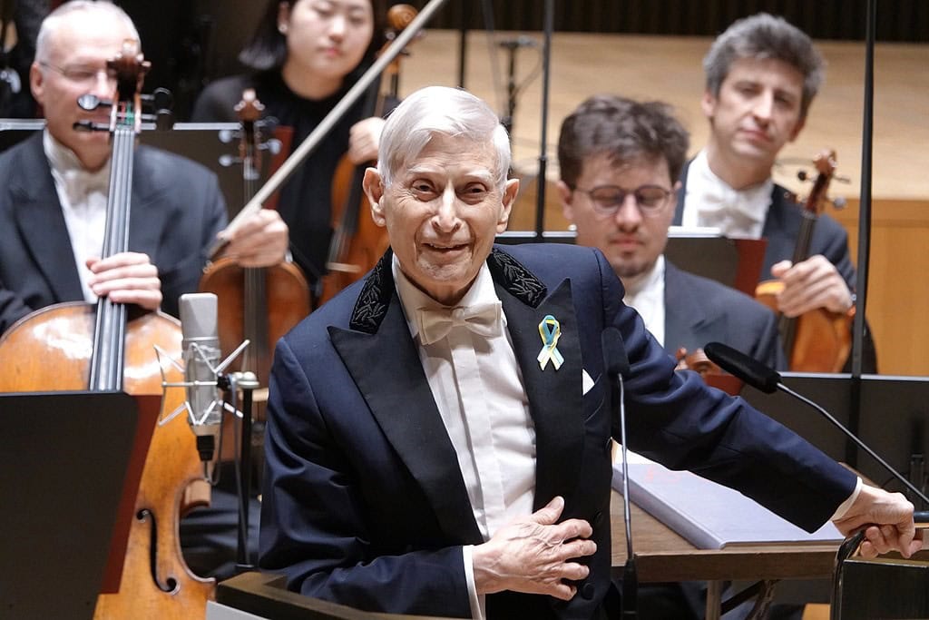 Violinistische Musiker auf der Bühne während eines klassischen Konzerts, kreative Inszenierung mit Orchester, festliche Stimmung und professionelle Musiker im Einsatz.