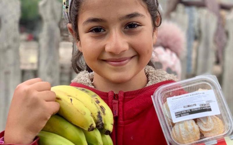 Banane und Backwaren, junge Frau mit Früchten und Süßigkeiten, nachhaltiger Einkauf, frische Lebensmittel, Genuss, gesunde Ernährung, umweltbewusst, regionale Produkte, Lebensmittel kaufen, Street Food, Freude am Essen.