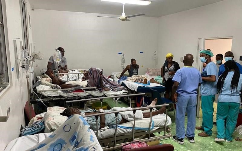 Schwerverletzte Patienten im Krankenhausbett mit medizinischem Personal, Pflegekräften und Ärzten, Notfallmedizin, Gesundheitsversorgung, humanitäre Hilfe in Krankenhäusern, medizinische Versorgung in Krisengebieten.