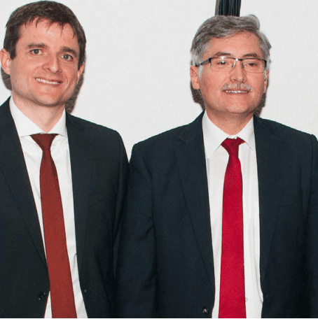 Hochwertige Buchverlage, zwei Männer in Anzügen, christliche Literatur, professionelle Verlagsarbeit, Advent-Verlag, Redaktionsteam, christliche Publikationen, Verlagswesen, christliche Mission, Religion und Glaube, deutsche Buchbranche, Veröffentlichungen, Verlagsteam, christliche Botschaft, Bibelstudium, Literatur für Christen.
