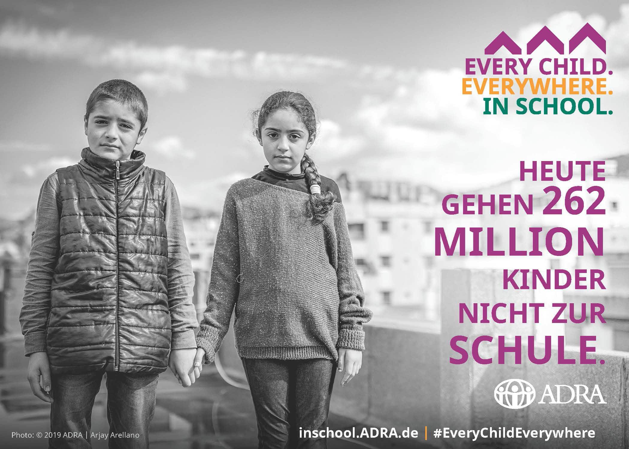 1. Kinder auf dem Schulhof, symbolisch für weltweite Bildungsungleichheit und das Ziel, Kinder überall in die Schule zu bringen.