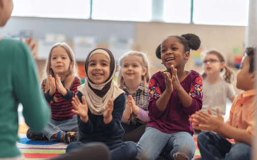 Fröhliche Schulkindern beim kreativen Lernen in einer bunten Grundschulklasse, lachen und Spaß haben, Bildung und Gemeinschaft.