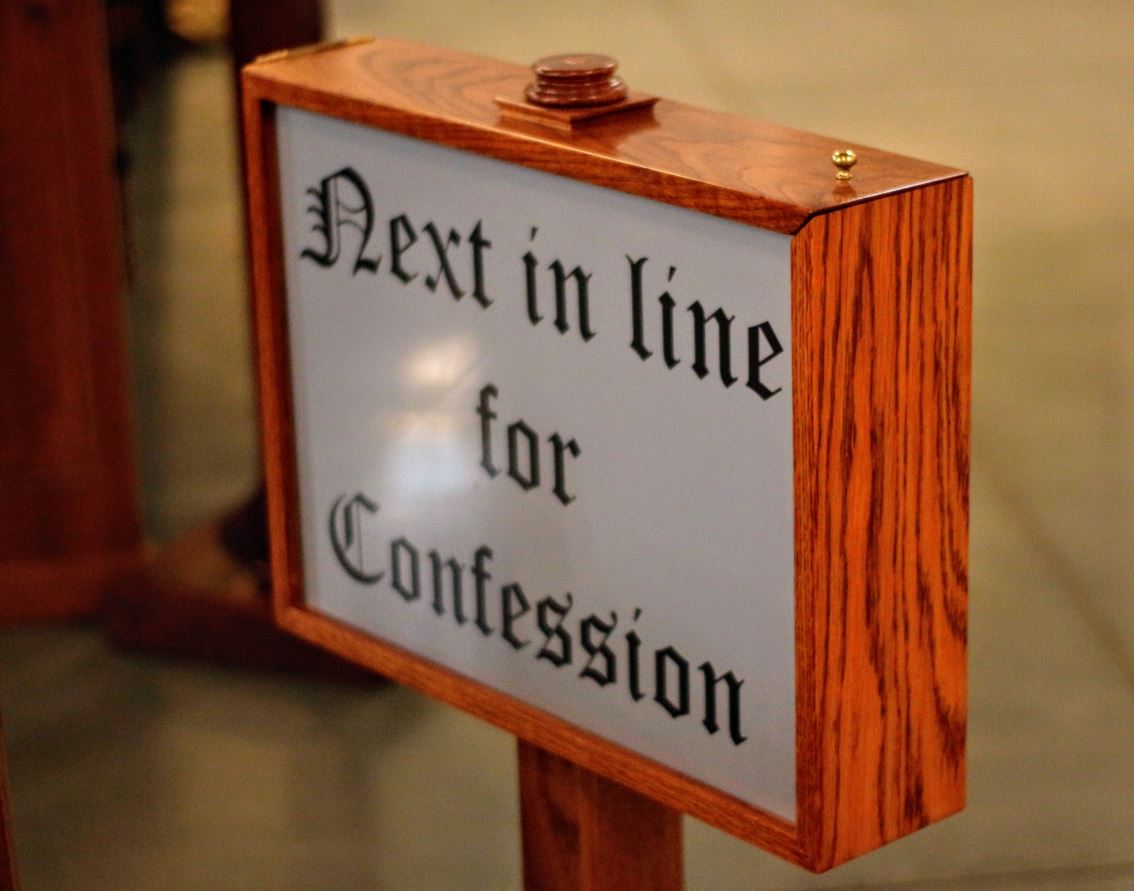 Großes Holzschild mit der Aufschrift "Next in line for Confession" in schwarzer Schrift, ideal für kirchliche Veranstaltungen, Sakramente und religiöse Andacht, Heiliger Sakrament, Bibelzitate, Gemeindearbeit, christliche Dekorationen, christliche Geschenke.