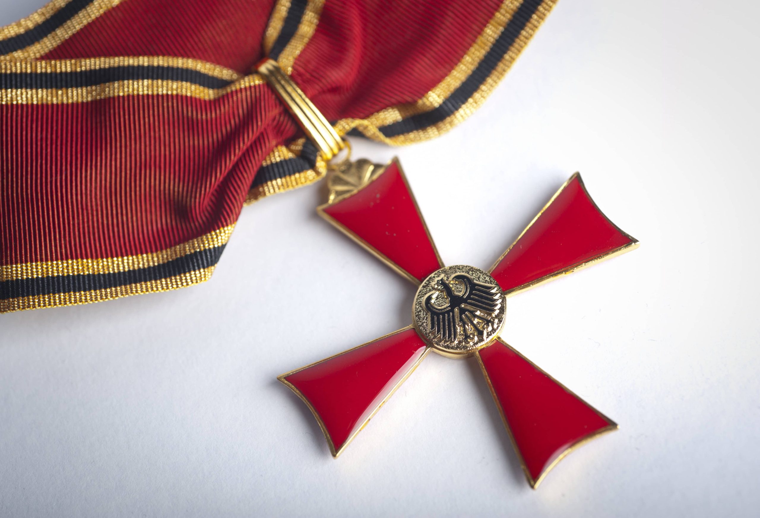 Eiserne Kreuz Ordenskette mit rotem Band und goldenen Details, Symbol für deutsche Militärgeschichte, oft bei feierlichen Anlässen getragen.