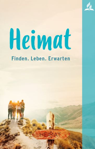 Der Blick auf eine Gruppe von Menschen, die zusammen auf einem Hügel stehen, bei Sonnenuntergang, symbolisiert Gemeinschaft und Heimatverbundenheit.