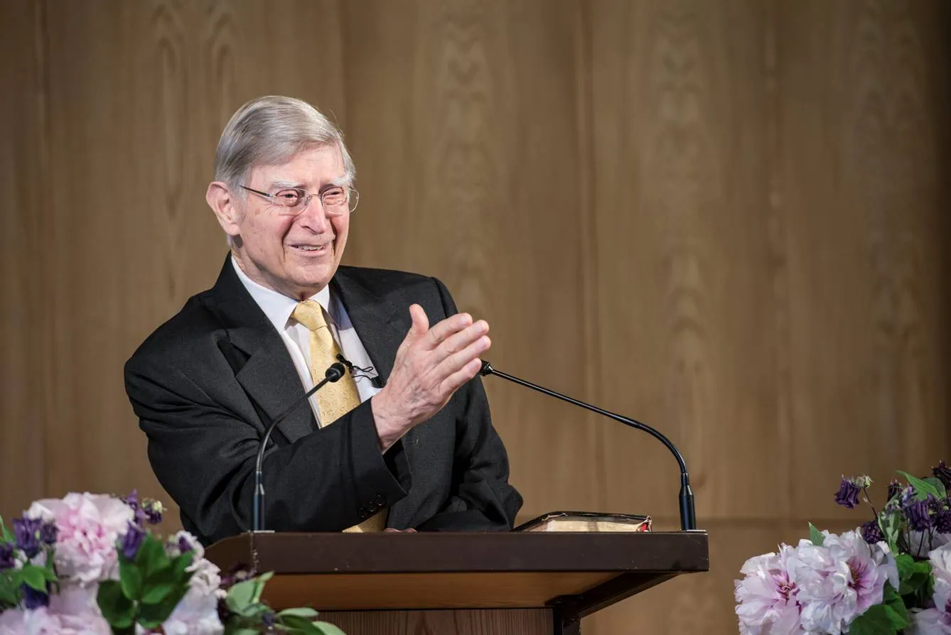 Herbert Blomstedt beim Brahms-Requiem, dirigiert mit Leidenschaft, auf einer Bühne mit Blumen im Hintergrund.