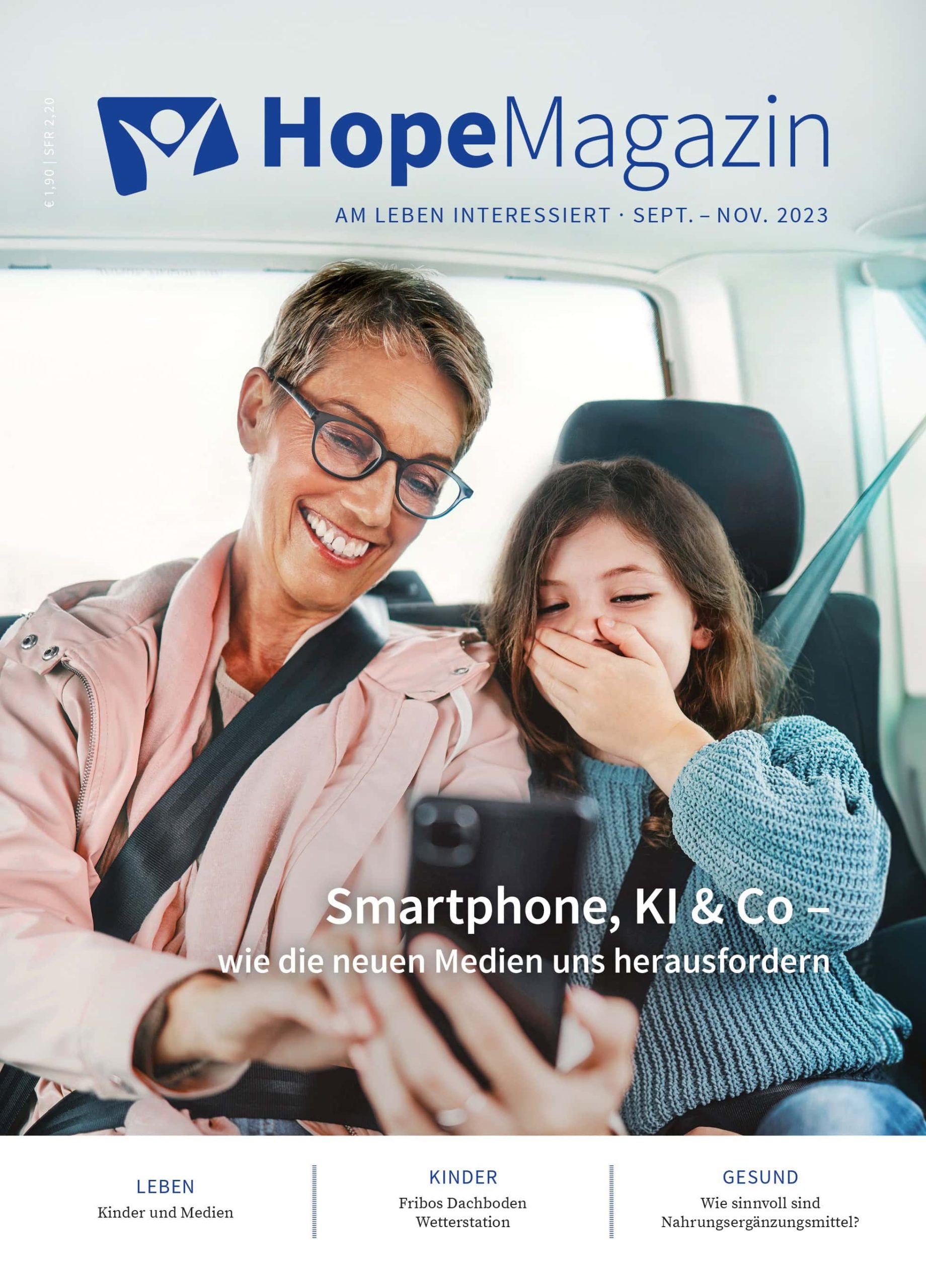 Bunte Zeitschriftencover des HopeMagazin mit Titel "Smartphone, KI & Co – wie die neuen Medien uns herausfordern", zeigt eine lachende ältere Frau und ein lachendes Kind im Auto, die gemeinsam auf Smartphone schauen.