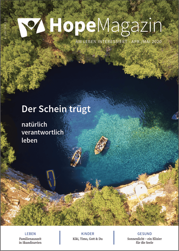 Natursee in Schweden mit Booten, grüne Bäume, naturverbundenes Leben, nachhaltiger Tourismus, Familienzeit, Kinderspaß, Gesundheit durch Sonnenlicht, natürliche Erholung, Umweltbewusstsein, entspannte Urlaubsatmosphäre.