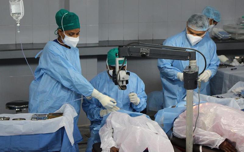 Gesundheitswesen, Chirurgie, Medizinisches Team, Operation, Krankenhaus, Krankenpfleger, medizinische Ausbildung, Teamarbeit, Operationstruhe, sterile Umgebung, medizinische Ausrüstung, Gesundheitsversorgung, ärztliche Operation, OP-Team, medizinische Ausbildung, Krankenhausszene.