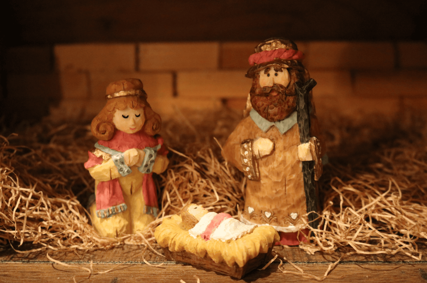 Engel, Maria und Josef aus Holzfiguren, handgefertigt für Weihnachtskrippen, traditionell und detailliert gestaltet, perfekt für Weihnachtsdekoration, christliche Weihnachtskrippe, Weihnachtskrippe mit Figuren für festliche Atmosphäre.