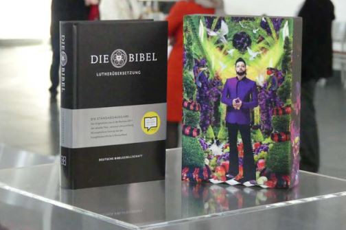 Hochwertige Bibel und biblische Buchausgaben auf der Advent-Verlag Messe, ideal für christliche Literatur, religiöse Geschenke und spirituelle Inspiration, perfekt für Glaubensmenschen und Bibelstudien.