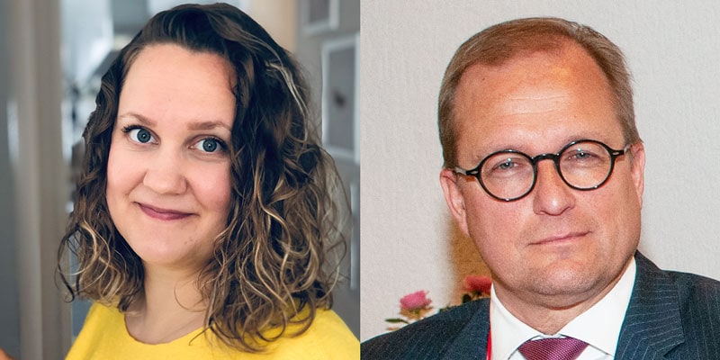 Seitenansicht eines lächelnden Frauenkopfes mit braunen lockigen Haaren, dünklerem Augen und gelbem Oberteil, im Hintergrund ein moderner Raum, Fokus auf Gesicht.