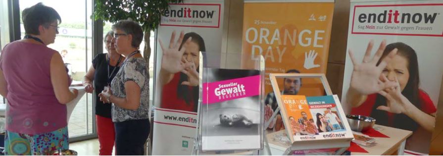 Gewalt gegen Frauen, Informationsstand bei enditnow Kampagne, Aufklärung über sexuellen Missbrauch, Empowerment, Unterstützung für Opfer, Beratung, Frauenrechte, Aktivismus, Frauenförderung, Community Engagement, Präventionsarbeit.