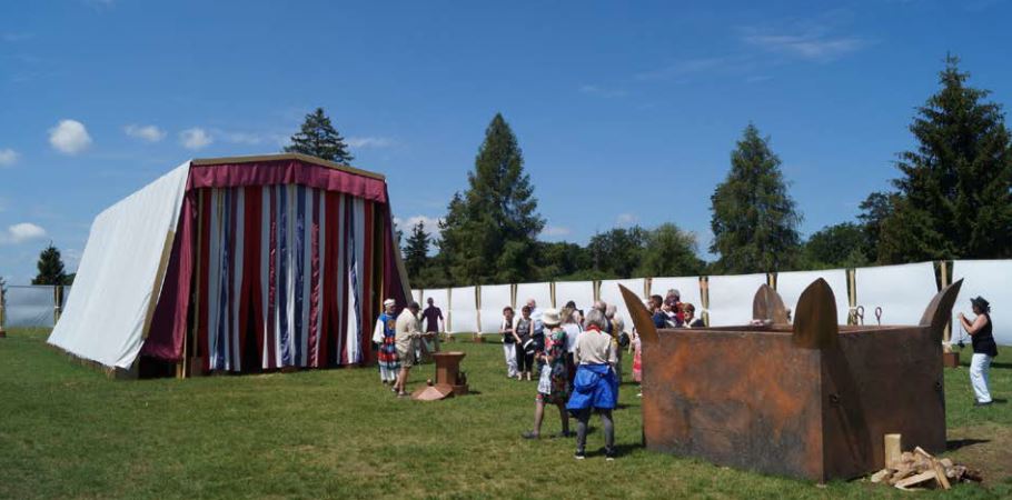 Alttag: Kinder beim historischen Theaterstück im Freien bei Advent-Verlag, Kulturveranstaltung, Outdoor, Familienaktivität, historische Kostüme, nachhaltiges Event.