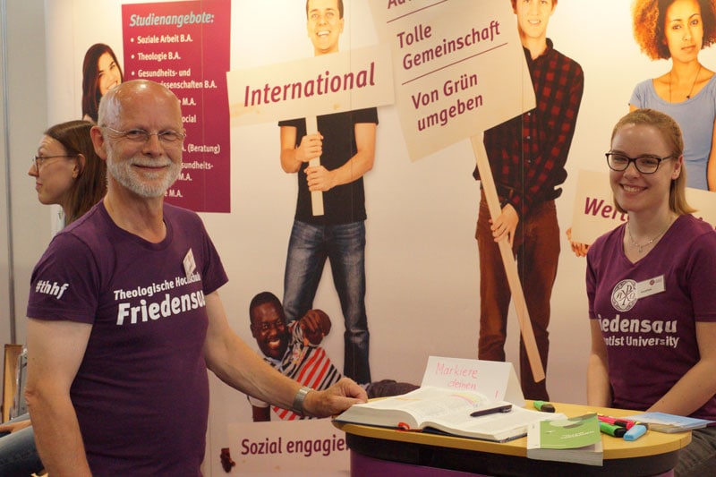 Engagements- und Bildungsmesse mit Advent-Verlag: Vielfalt an Studienangeboten, internationale Gemeinschaft, nachhaltige Werte, kreative Aktivitäten, inklusive Atmosphäre, mit engagierten Mitarbeitern und inspirierenden Programmen.