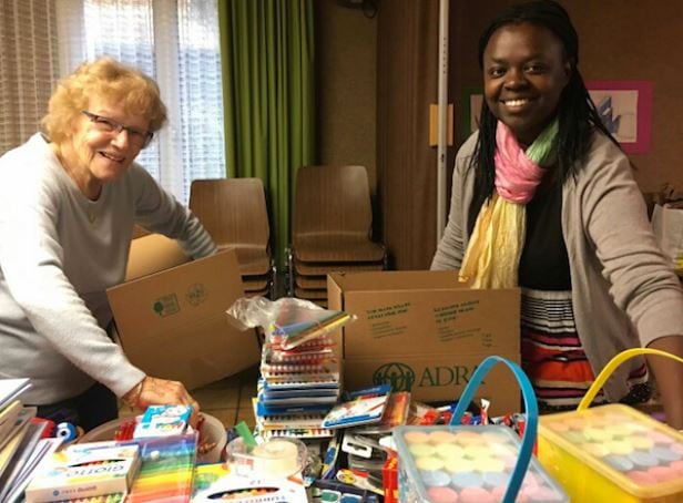 Buntes Recycling von Schulmaterialien durch zwei Frauen bei Advent-Verlag, nachhaltige Bildungsprodukte, soziale Projekte, kreative Bildungsförderung, Umweltbewusstsein, Teamarbeit in der Bildungsarbeit.
