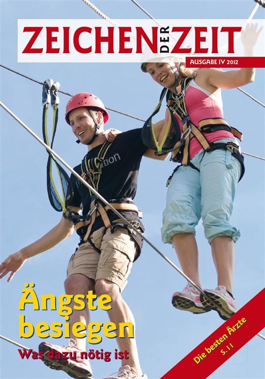 Mut machende Abenteurer beim Klettern am Seil, symbolisiert Vertrauen und Gemeinschaft, auf der Zeitschrift "Zeichnen der Zeit" mit Fokus auf Mut, Gemeinschaft und Überwindung von Ängsten.