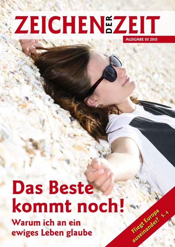 Entspannter Frau liegt auf Muscheln am Strand, Sonnenbrille, Sommer, Urlaub, Lebensfreude, Entspannung, Meer, Sommerurlaub, Magazin, Zeitschrift, Advent-Verlag, inspirierende Lektüre, neue Perspektiven, positive Botschaft, Magazin-Ausgabe 2015, Sommertrend, Inspiration für den Sommer, Lebensstil, Wellness, Urlaubsmagazin, das Beste kommt noch, Verbindung zur Natur, mentaler Ausgleich.