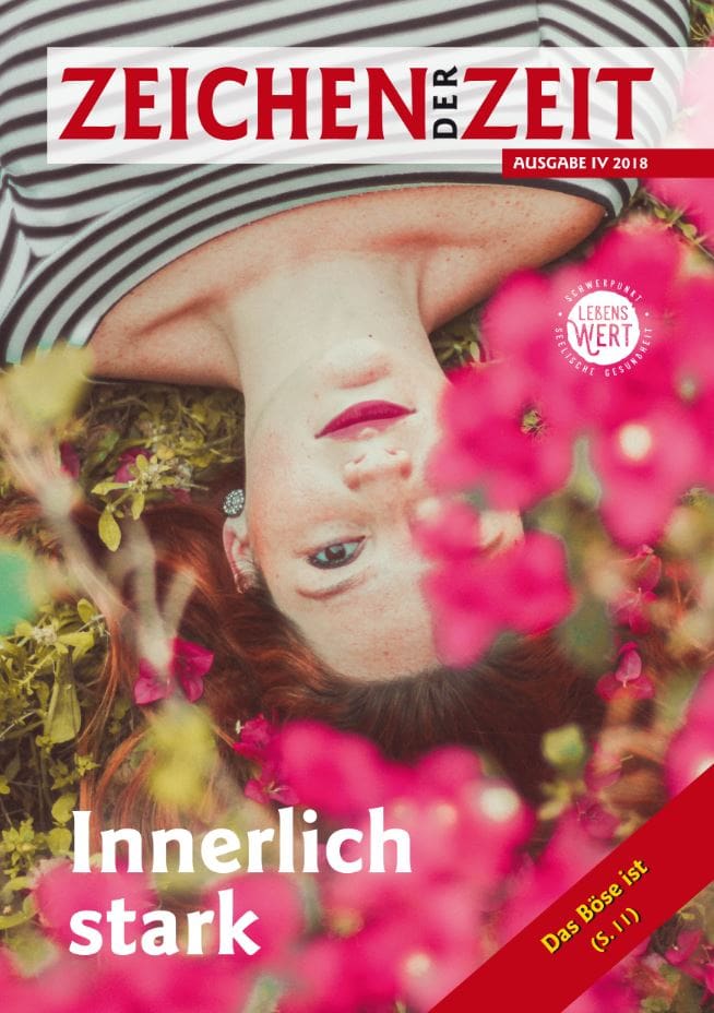 Mutige Frau liegt im Blumenfeld, umgeben von pinken Blüten, symbolisiert innere Stärke und Selbstliebe, passend für Titel "Innerlich stark" im Magazin "Zeichen der Zeit" von Advent-Verlag.