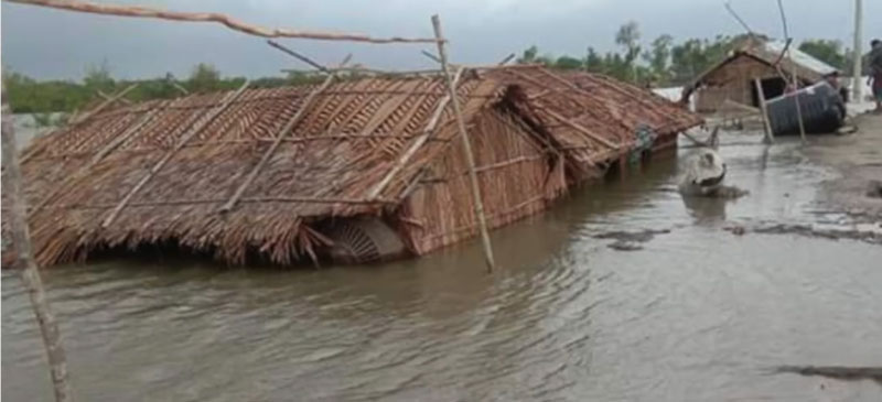 Durch Überschwemmung beschädigte Häuser in ländlicher Gegend, Wasser steht bis zu den Dächern, Naturkatastrophe, Evakuierung, Hochwasser, Katastrophenhilfe, nachhaltige Entwicklung, Klimaänderungen, Sicherheitssituation.