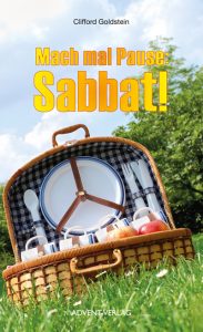 Mach mal Pause: Sabbat! Buch Cover mit Picknickkorb und Uhr, geeignet für christliche Kinderbücher, Freizeit- und Familienaktivitäten, Verlag Advent-Verlag, um religiöse und Erholungszeit zu fördern.