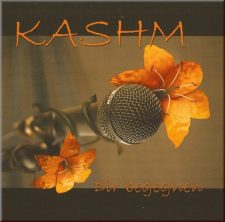 Mikrofon mit Herbstblättern, symbolisiert Musik und Spiritualität, geeignet für christliche Lieder und Glaubensgesänge, veröffentlicht vom Advent-Verlag.