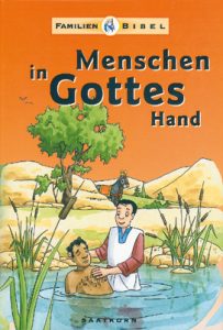Ein farbenfrohes Bild mit einer Kinder-Bibel, die das Thema "Menschen in Gottes Hand" darstellt, zeigt eine Szene am Fluss mit einem Jungen, einem kleinen Boot und einer grünen Landschaft.