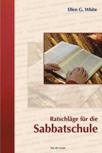 2. Alttag: Buch mit Bibel auf Holzuntergrund, Ratschläge für die Sabbatschule, christliche Literatur, spirituelle Anleitung, religiöse Bildung.