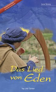 Frau beim Häkeln eines Hoffnungs- oder Gebetsseils aus Holz, blauer Himmel im Hintergrund - Symbol für spirituelle Inspiration und christliche Inspiration.